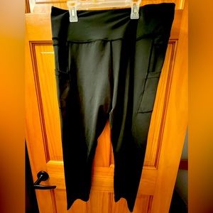 Zyia black pocket light and tight leggings